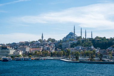 Sleymaniye Camii ve İstanbul şehir manzarası İstanbul Boğaz sularından parlak güneş ışığı yansımaları, tarihi Osmanlı mimarisi, Türkiye