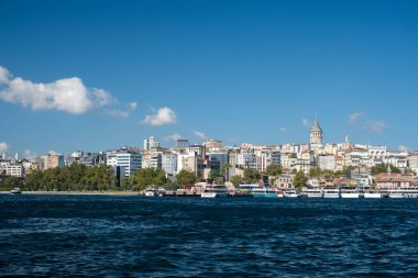 Karaky perspektifinden yolcu feribotları ve tekneleriyle Haliç, tarihi ufuk çizgisine sahip İstanbul deniz taşımacılığı merkezi, Türkiye