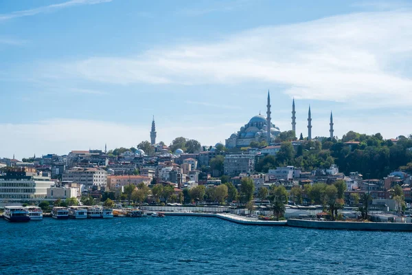 Sleymaniye Camii ve İstanbul şehir manzarası İstanbul Boğaz sularından parlak güneş ışığı yansımaları, tarihi Osmanlı mimarisi, Türkiye