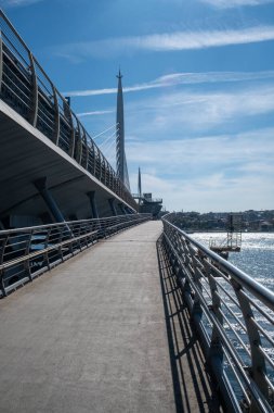 İstanbul 'un Eminn Golden Horn semtinde yer alan Golden Horn Metro Köprüsü' nün çeşitli mimari görüşleri ve perspektifleri, kablo destekli tasarım ve mühendislik yapısı.