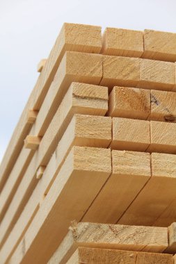 Yeni ahşap Çıtçıt üzerinde beyaz izole kereste bahçesinde yığını