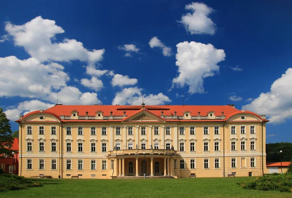 Chateau Tloskov Neveklov Cseh Köztársaság Égen Felhők — Stock Fotó