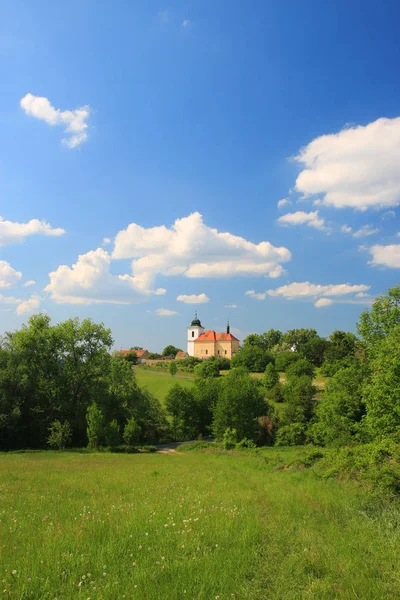 Καλοκαίρι Φύση Την Εκκλησία Πάνω Στο Λόφο Τυπικό Τσεχική Εξοχή — Φωτογραφία Αρχείου
