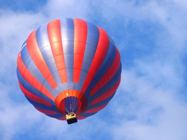 Renkli sıcak hava balonu, zemin görünümünden