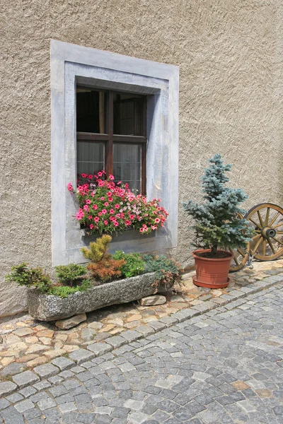 Dettaglio Della Tradizionale Finestra Decorata Con Fiori Sul Pavimento Pietra — Foto Stock