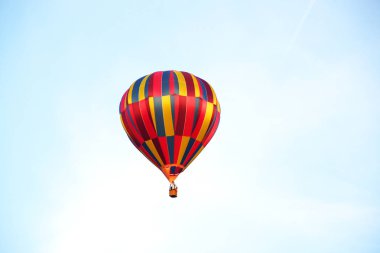 Renkli sıcak hava balonu, zemin görünümünden