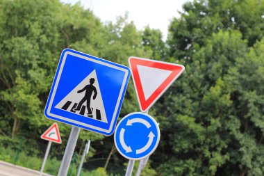 Çocuk trafik oyun alanında birkaç yol işaretleri