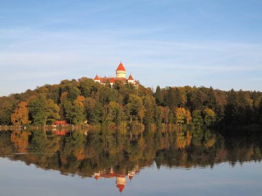 Kale Konopiste gölet sonbaharda devlet