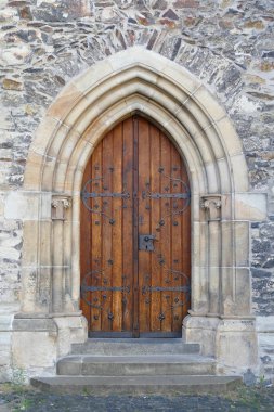 Merdiven ile eski ahşap Gotik kilise kapısına