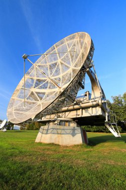 Uydu çanağı bir yaz peyzaj, gökyüzü arka plan.