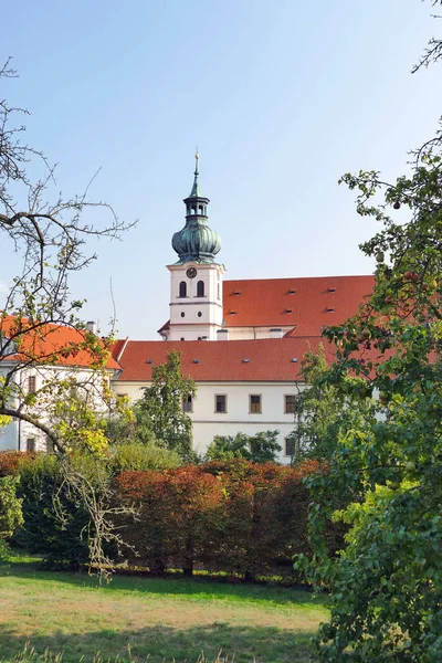 Tornet av St.Margaret kyrkan av det gamla Strahov-klostret — Stockfoto