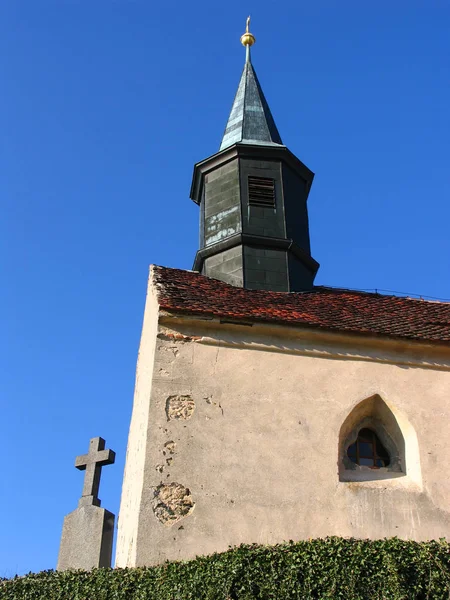 Eglise de Chvojinek près de Benesov, église tchèque typique sur la colline — Photo