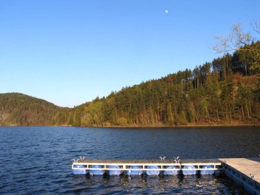 Vltava Nehri'ndeki yeni Zivohost kampı, bahar