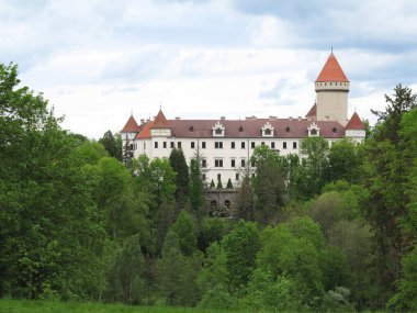 İlkbaharda Devlet kalesi Konopiste, bulutlu gökyüzü