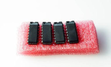 Entegre devreler paralon içinde sıkışmış