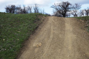 Tepenin yukarı ülke yolu