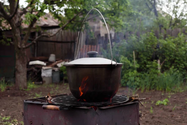 Lapa, balık çorbası ateşte bir kazanda pişirilir