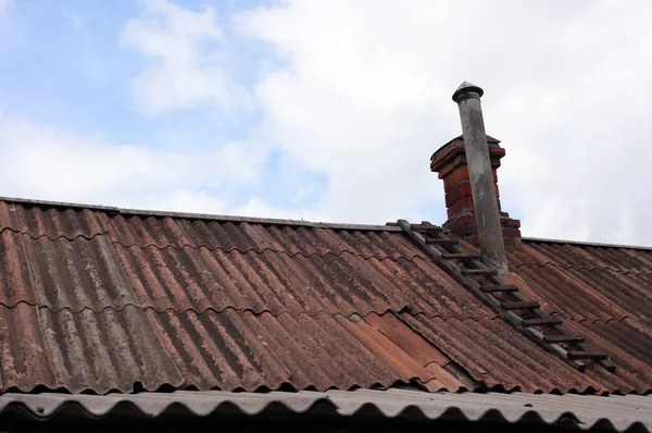 Techo Pizarra Vieja Con Chimenea — Foto de Stock