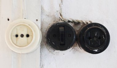 Kırsal bir evde iki priz ve duvarda bir anahtar