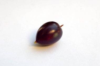 beyaz arka plan üzerinde altın frenk üzümü makro