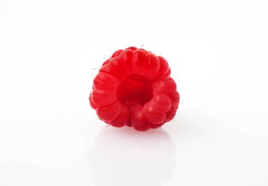 Beyaz arka plan makro ahududu