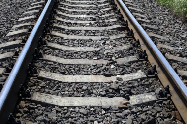 Trenler ve elektrikli trenler için demiryolu