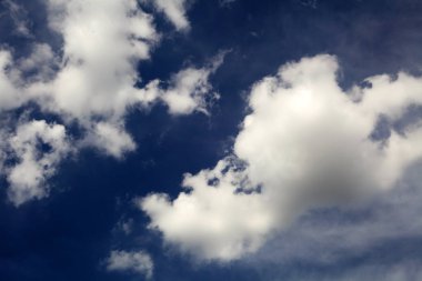 Mavi gökyüzünde beyaz bulutlar