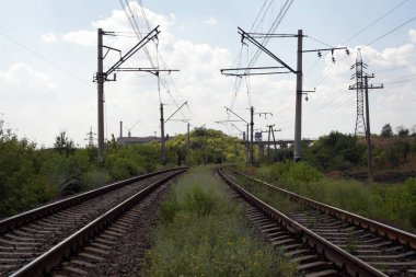 Trenler ve elektrikli trenler için demiryolu