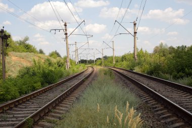 Trenler ve elektrikli trenler için demiryolu