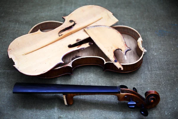 Broken Old Violin Lying Awaiting Repair — 스톡 사진