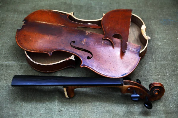 Violino Velho Quebrado Deitado Esperando Reparação — Fotografia de Stock