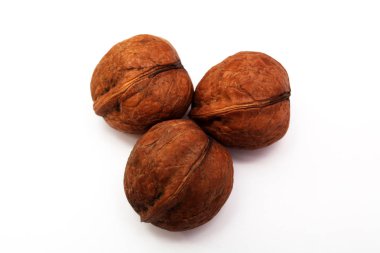 Beyaz arka planda üç ceviz, yakın plan.