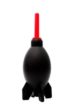 fotoğraf armudu, beyaz arka plandaki dijital kamera matrisinin tozunu silmek için armut