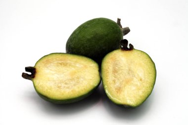 feijoa beyaz bir arka planda yatıyor