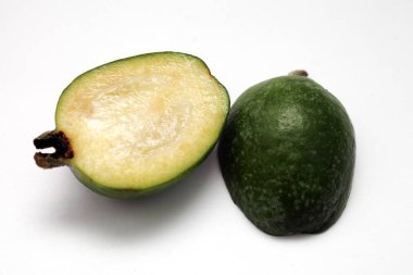 feijoa beyaz bir arka planda yatıyor