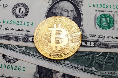 Bitcoin dolar banknotları üzerine yatar, makro