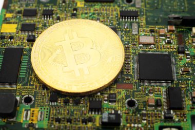 Bitcoin dizüstü bilgisayarın ana kartında yatıyor.