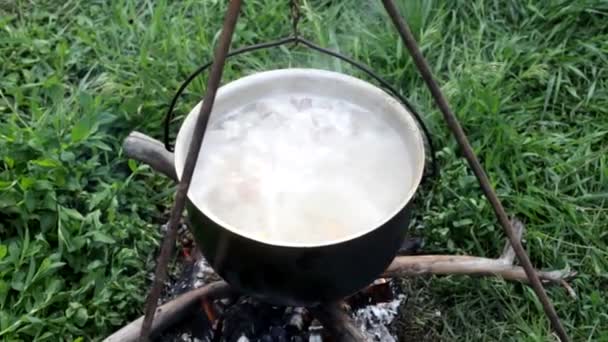 Μαγείρεμα Φωτιά Λέβητα Στο Χωράφι Τηγάνισμα Κρέατος Καρότα — Αρχείο Βίντεο