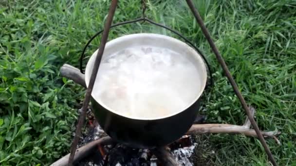 Cottura Fuoco Una Caldaia Nel Campo Friggendo Carne Con Carote — Video Stock