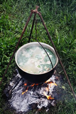Kamp ateşi tarlada pişiyor.