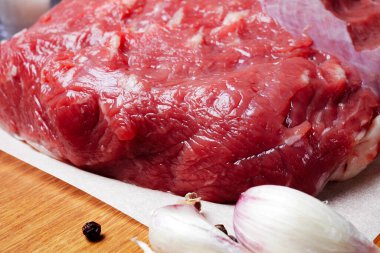 Kesme tahtasının üzerinde çiğ mermer et var, yakın plan, seçici odaklı.