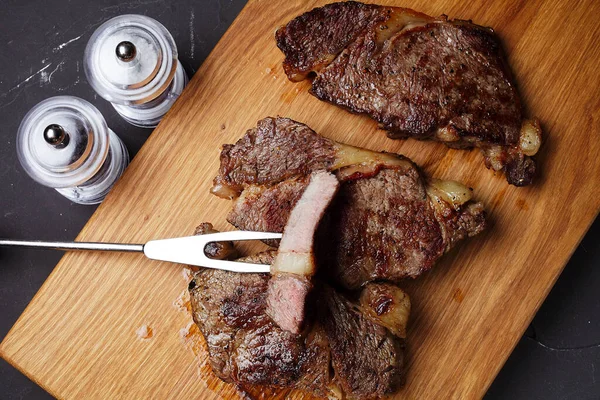 Filete Ternera Parrilla Una Tabla Cortar —  Fotos de Stock