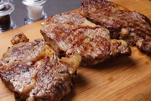 Trois Steaks Bœuf Marbré Frits Sur Une Planche Découper Gros — Photo