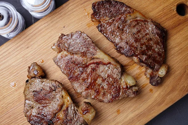 Drie Gebakken Gemarmerde Biefstukken Een Snijplank Close Bovenaanzicht — Stockfoto