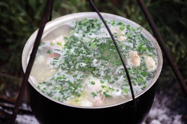 Kavanozda çorba pişirmek, yakın plan.