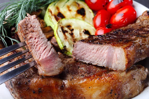 Filete Res Mármol Con Una Rebanada Plato Con Verduras Enfoque —  Fotos de Stock