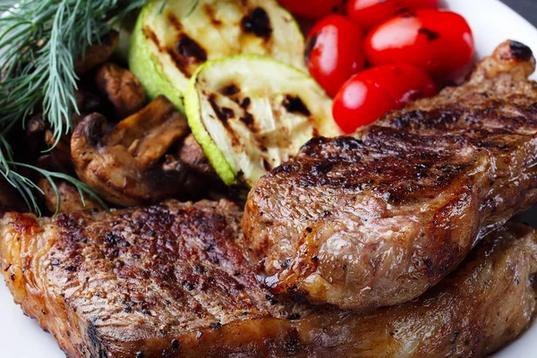 Filetes Res Mármol Plato Con Verduras Champiñones Enfoque Selectivo Primer —  Fotos de Stock