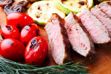 Kesme tahtasına dilimlenmiş mermer biftek yakın plan.