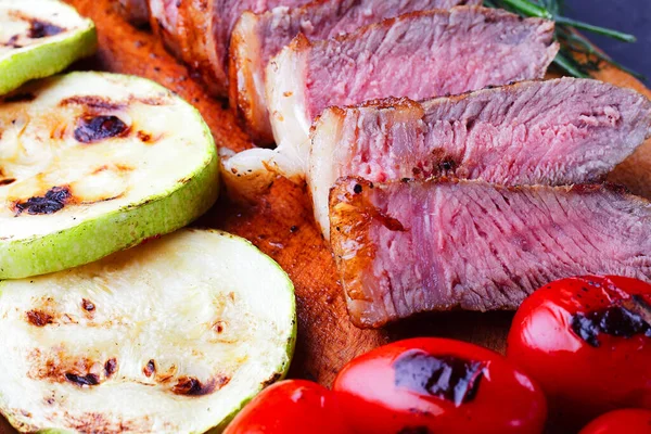 Primer Plano Filete Ternera Mármol Cortado Rodajas Una Tabla Cortar —  Fotos de Stock