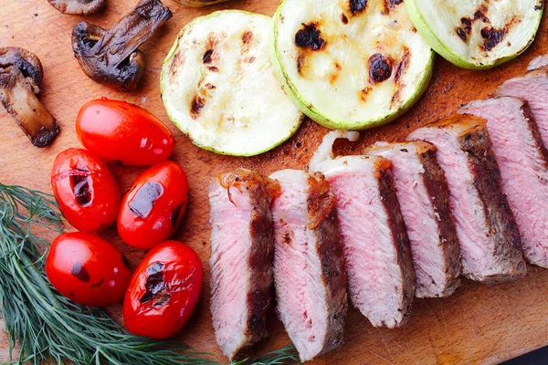 Primer Plano Filete Ternera Mármol Cortado Rodajas Una Tabla Cortar —  Fotos de Stock